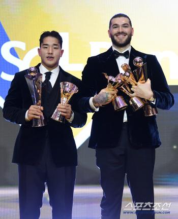  Ahn Hyunmin who won MVP Ponce and Rookie Award