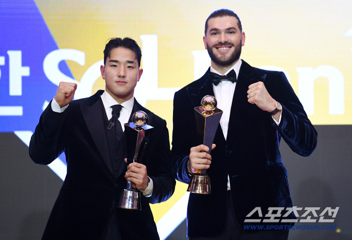  Ahn Hyunmin who won MVP Ponce and Rookie Award