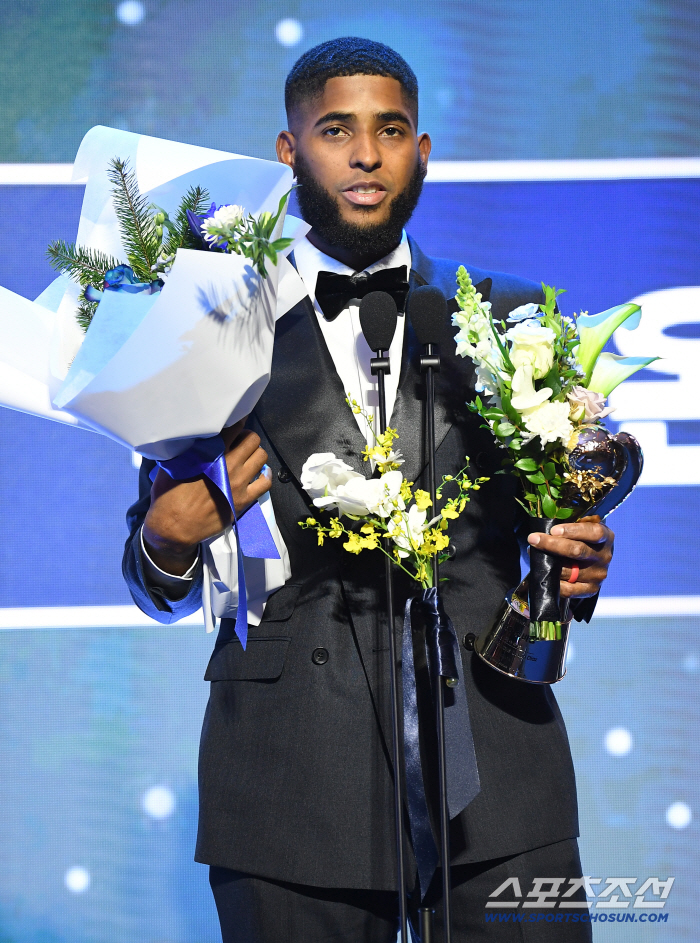  Diaz won the first baseman's defense award