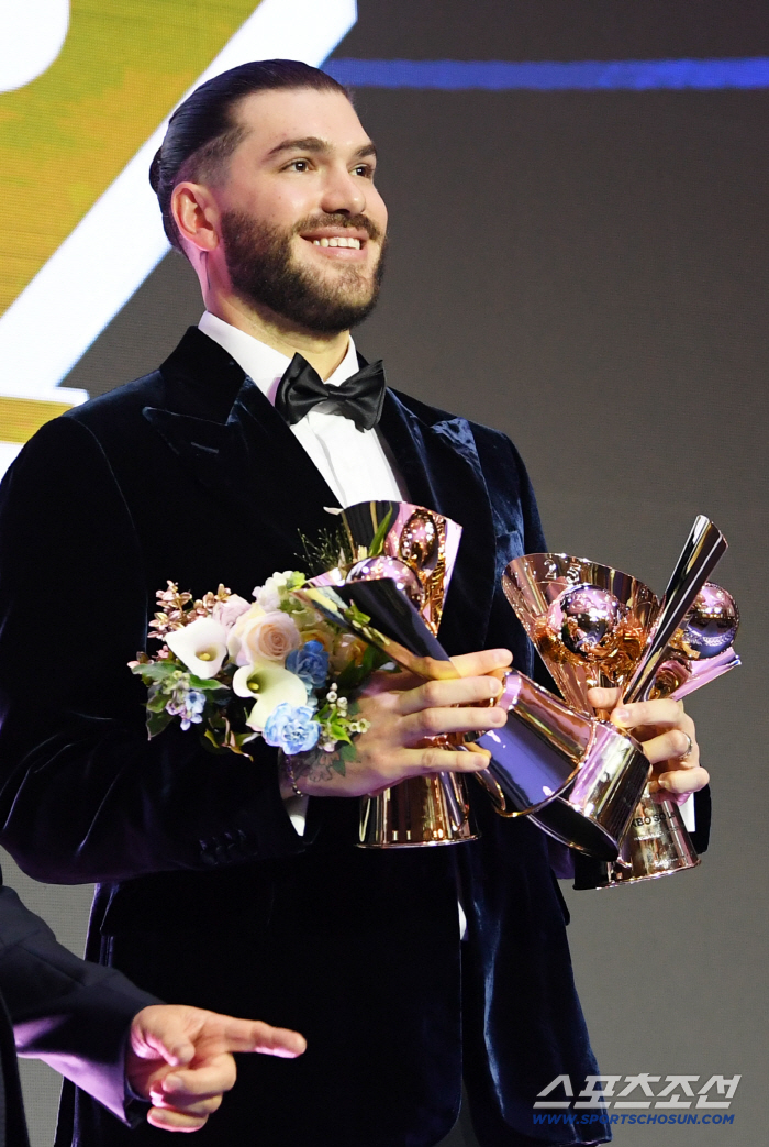  Four-time winner Ponce smile