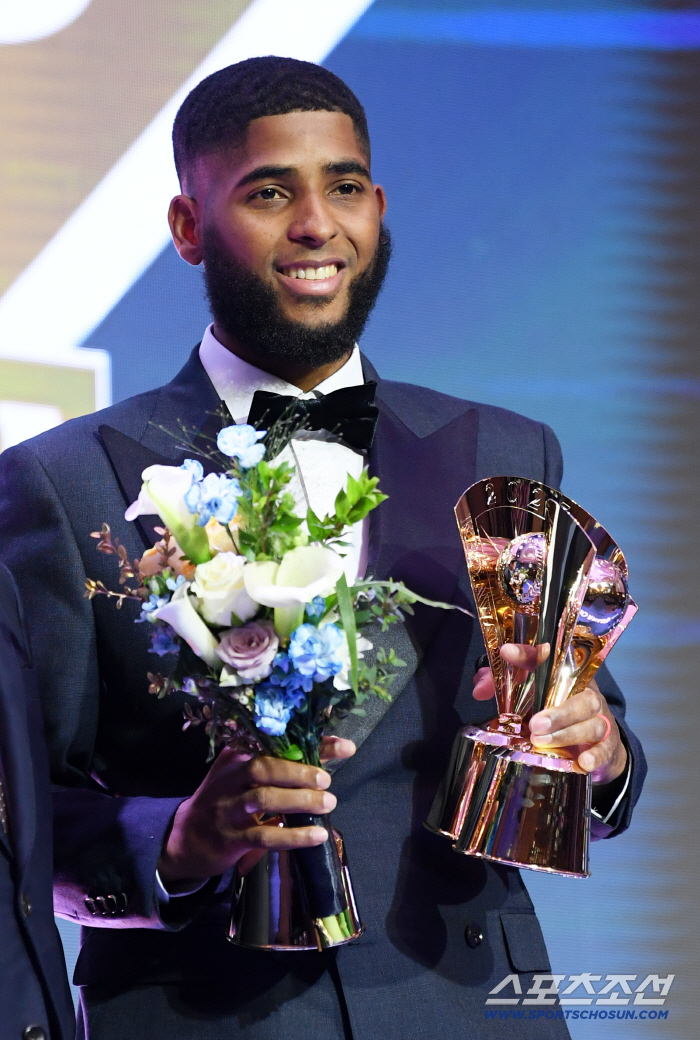  The glorious moment of Diaz winning three awards