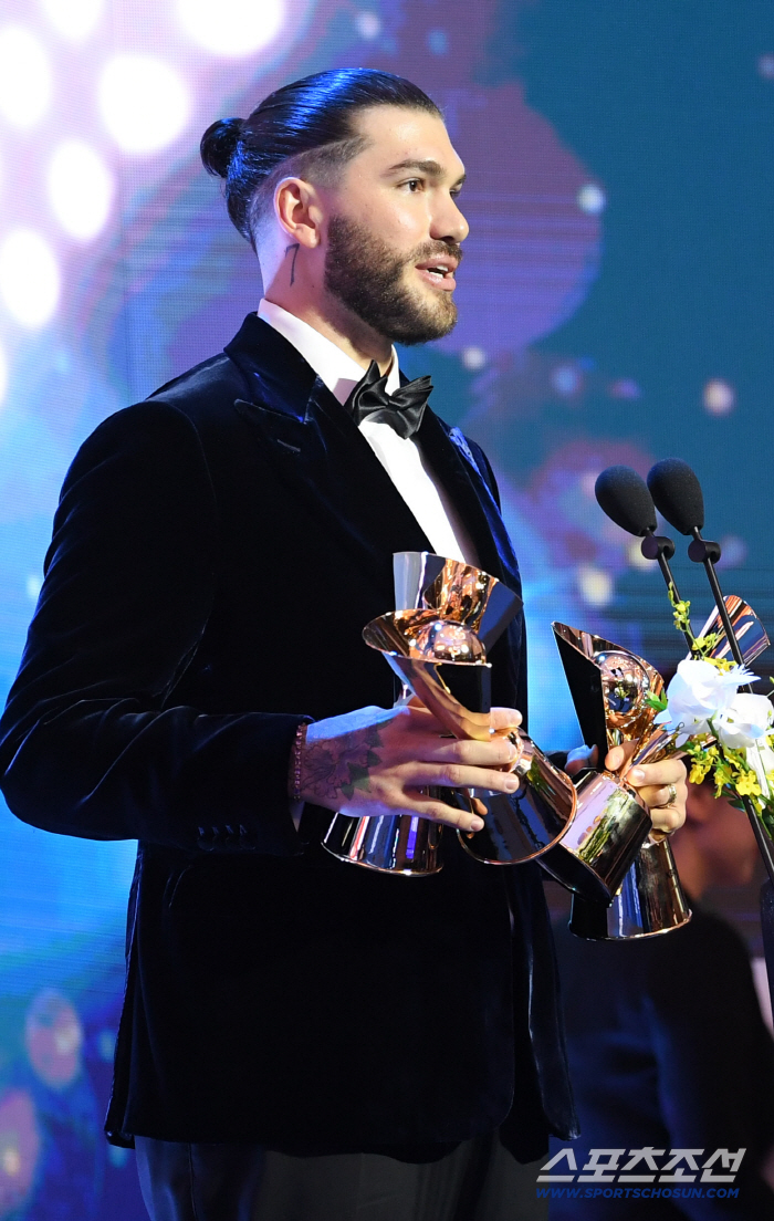  The glorious moment of Ponce winning 4 awards