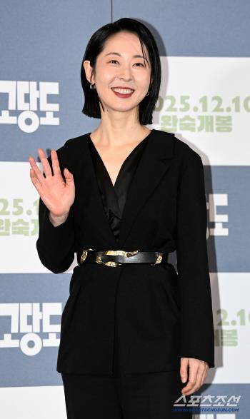  Kang Mal-geum greets with an elegant smile