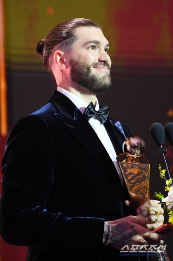  KBO MVP Hanwha Ponce tears up