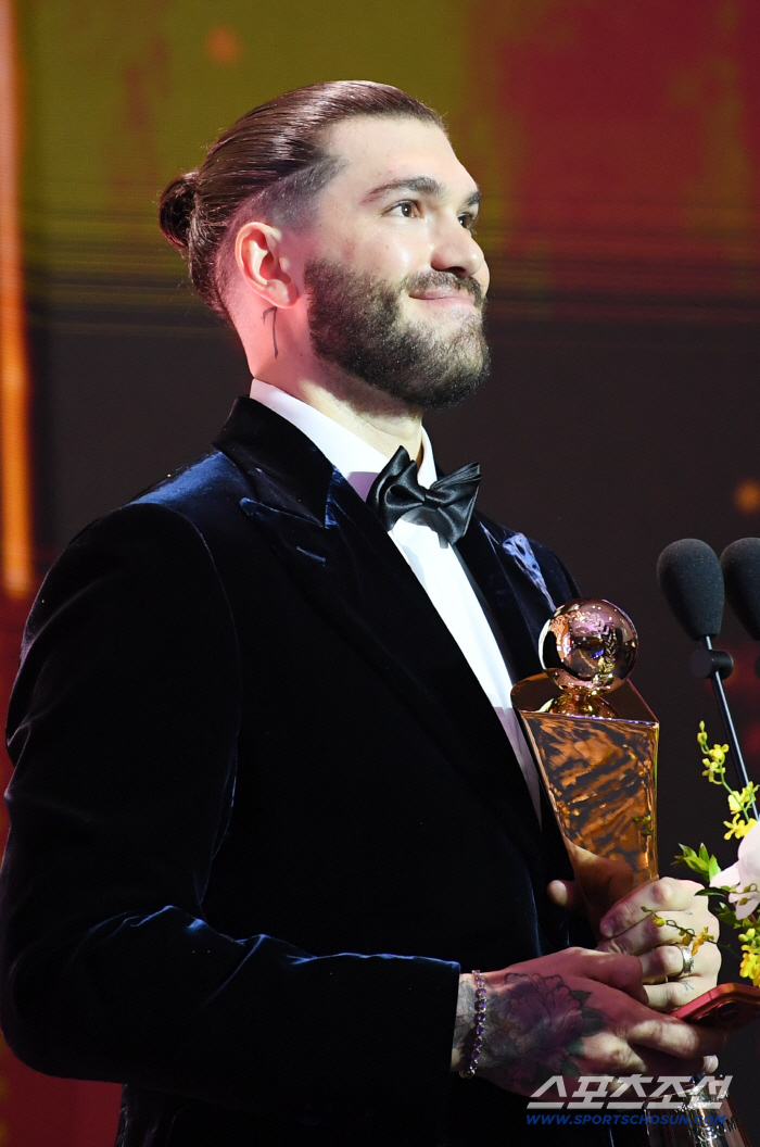  KBO MVP Hanwha Ponce tears up