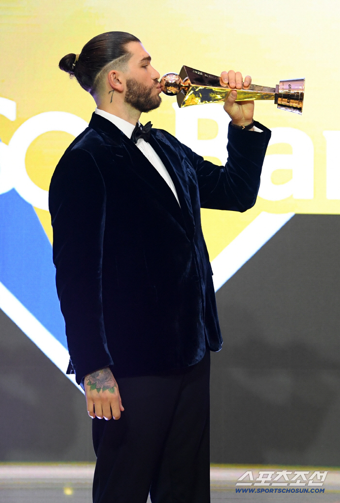  KBO MVP Hanwha Ponce Trophy Kiss