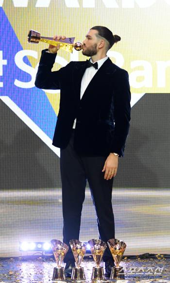  KBO MVP Hanwha Ponce Trophy Kiss