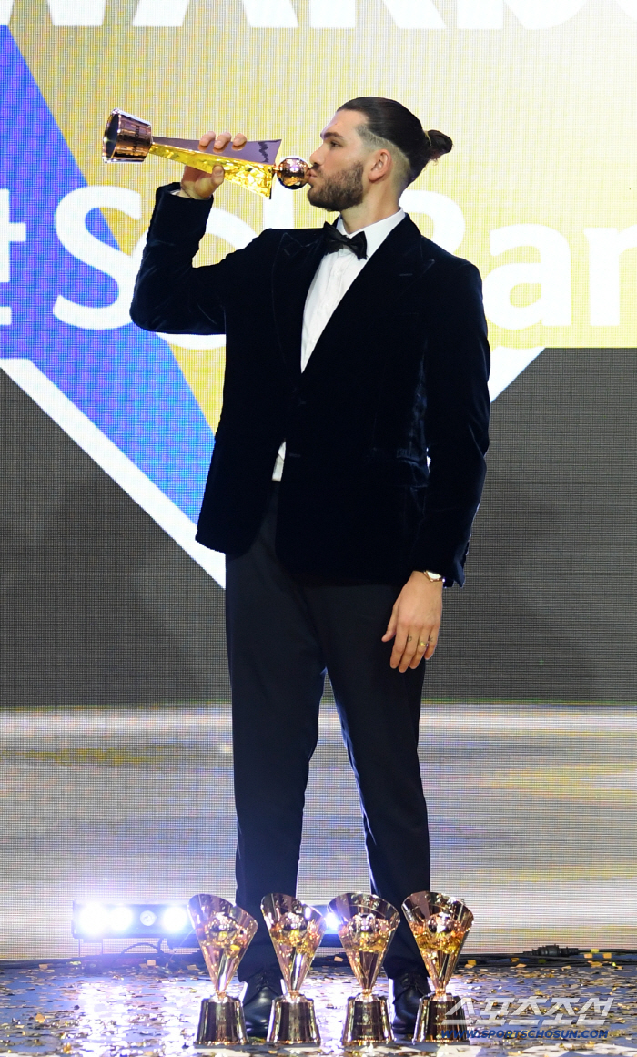  KBO MVP Hanwha Ponce Trophy Kiss