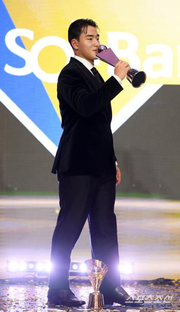  KBO Rookie of the Year Ahn Hyun-min Trophy Kiss