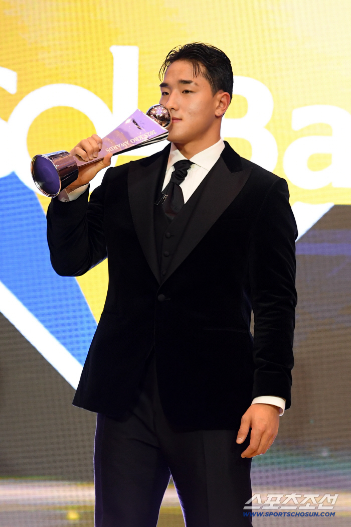  KBO Rookie of the Year Ahn Hyun-min Trophy Kiss