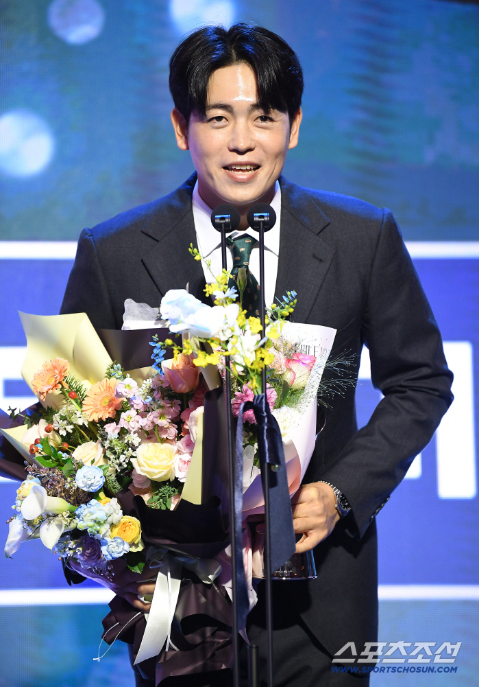  KIA Lee Tae-yang wins the Futures League Northern League Victory Award