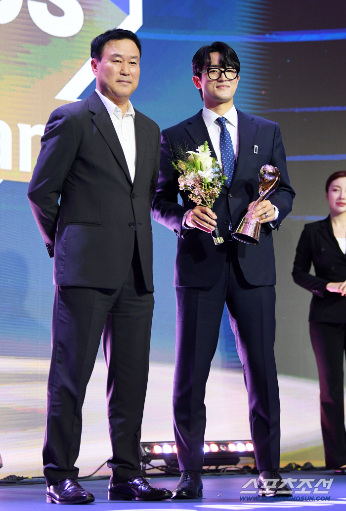  Ko Young-pyo won the defense award in the pitching category