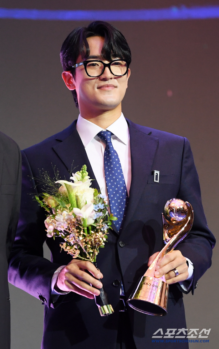 Ko Young-pyo won the pitcher's defense award