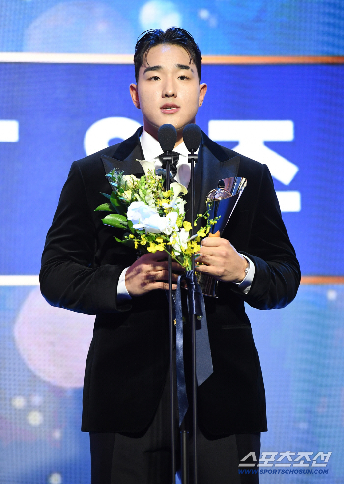  KT Ahn Hyun-min won the on-base percentage award