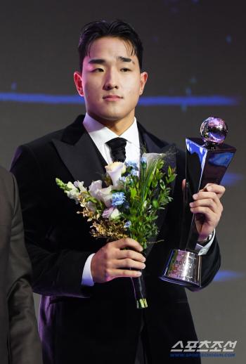  KT Ahn Hyunmin is so happy