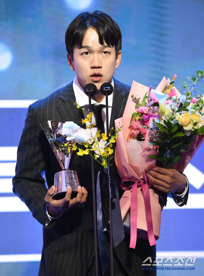  LG Kim Ju-on wins the Futures League Northern League ERA Award