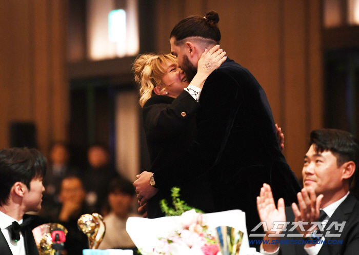  MVP Ponce embraces his wife Emma