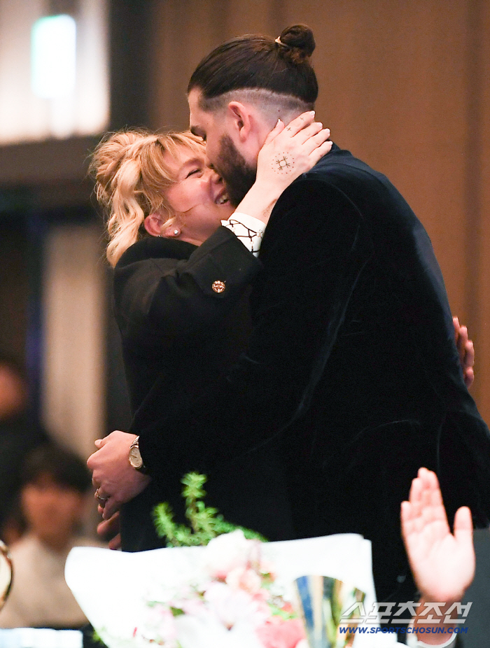  MVP Ponce embraces his wife Emma