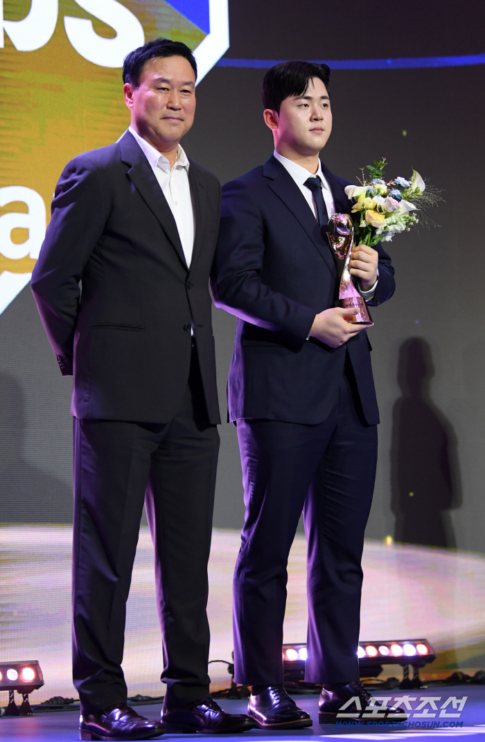  NC Kim Hyungjun with the glorious trophy