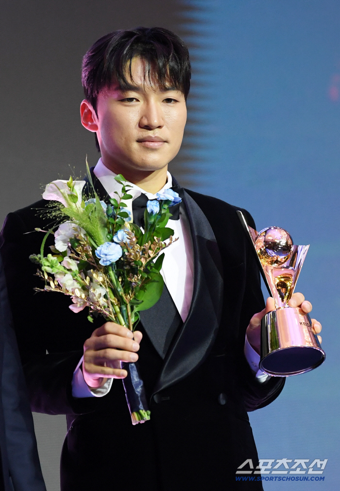  One cut with the stolen goods Park Hae Min trophy