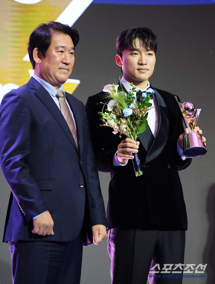  Park Hae Min's trophy for stolen bases