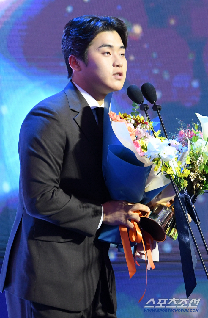  Park Young-hyun of KT, the Save Award, is an honor