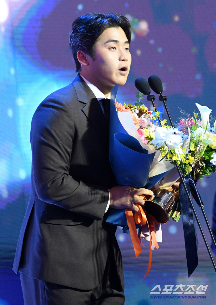  Park Young-hyun of KT, the Save Award, is an honor