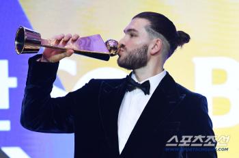  Ponce kisses the MVP trophy