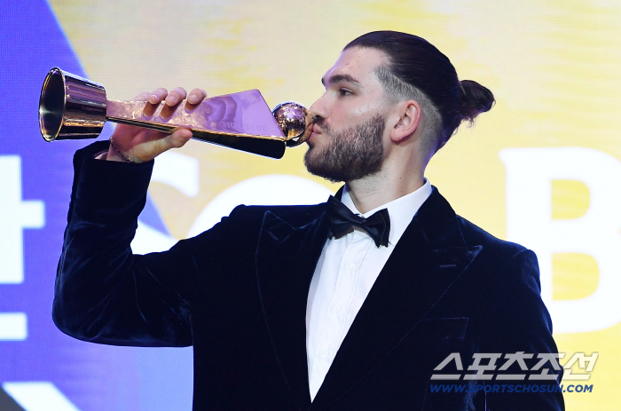  Ponce kisses the MVP trophy