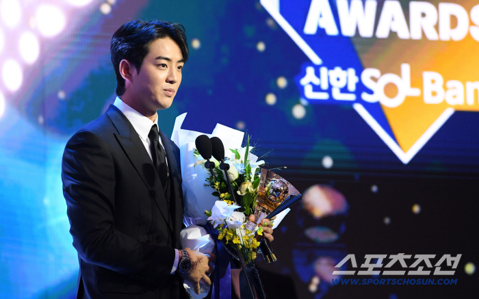  Samsung Koo Ja-wook is honored for scoring