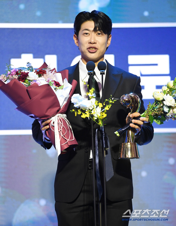  Song Sung-moon won the third baseman's defense award