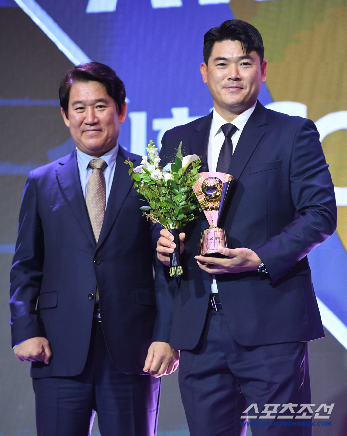  SSG Noh Kyung-eun Wins Hold Award