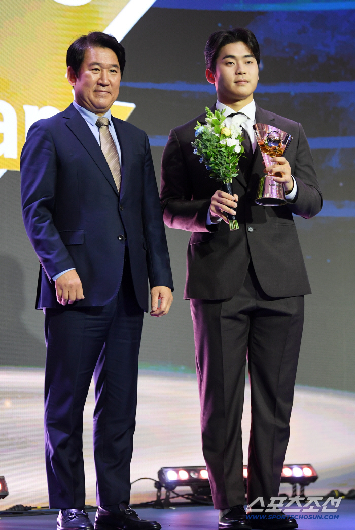  With the Save Award KT Park Young-hyun trophy