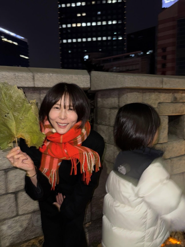 'My Q♥' Kim Na-young reveals her daily life full of relaxation with her son wearing a muffler from Company B