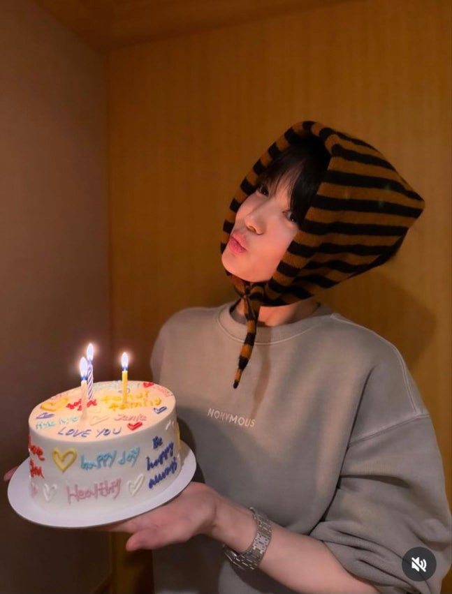 Song Hye-kyo, who celebrated his birthday, said, 'I had a happy time' with a headscarf a cake. Thank you