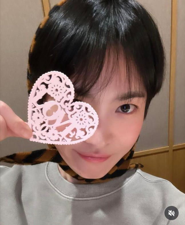 Song Hye-kyo, who celebrated his birthday, said, 'I had a happy time' with a headscarf a cake. Thank you