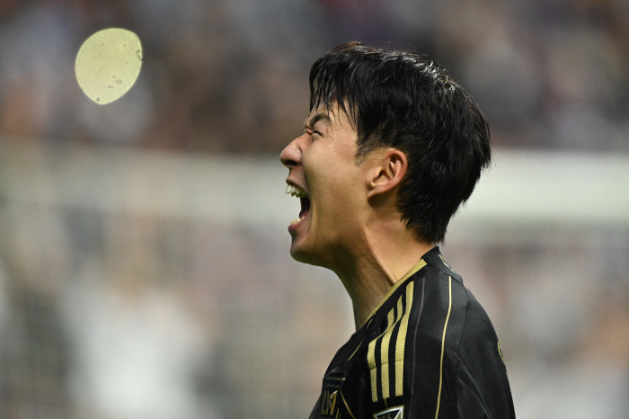 Shocking captain! Son Heung-min became a villain in hero...Multi-goal performance overshadowed by miss → 12 goals and 4 assists ended the debut season