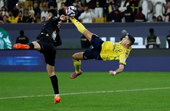 You're going to do this when you're 40? Ronaldo's fantastic overhead kick as soon as he met Trump!
