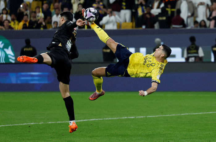 You're going to do this when you're 40? Ronaldo's fantastic overhead kick as soon as he met Trump!