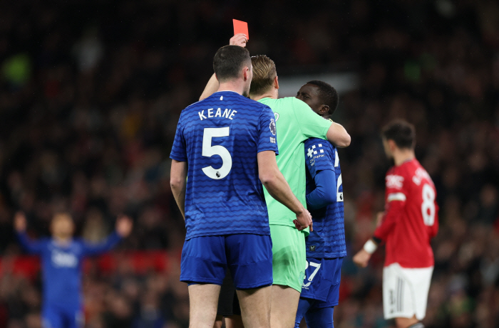 BBC official said the worst exit by assaulting a teammate! Even a fierce physical fight with Son Heung-min is re-examined...It's the third time in the history of a scuffle