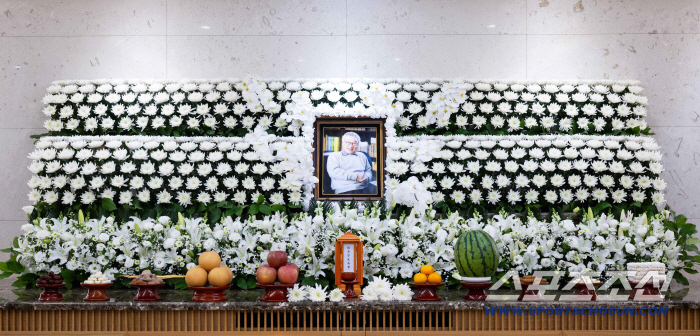 Jang Yong and TBC senior Lee Soon-jae have fond memories...He's like an older brother and a father to me