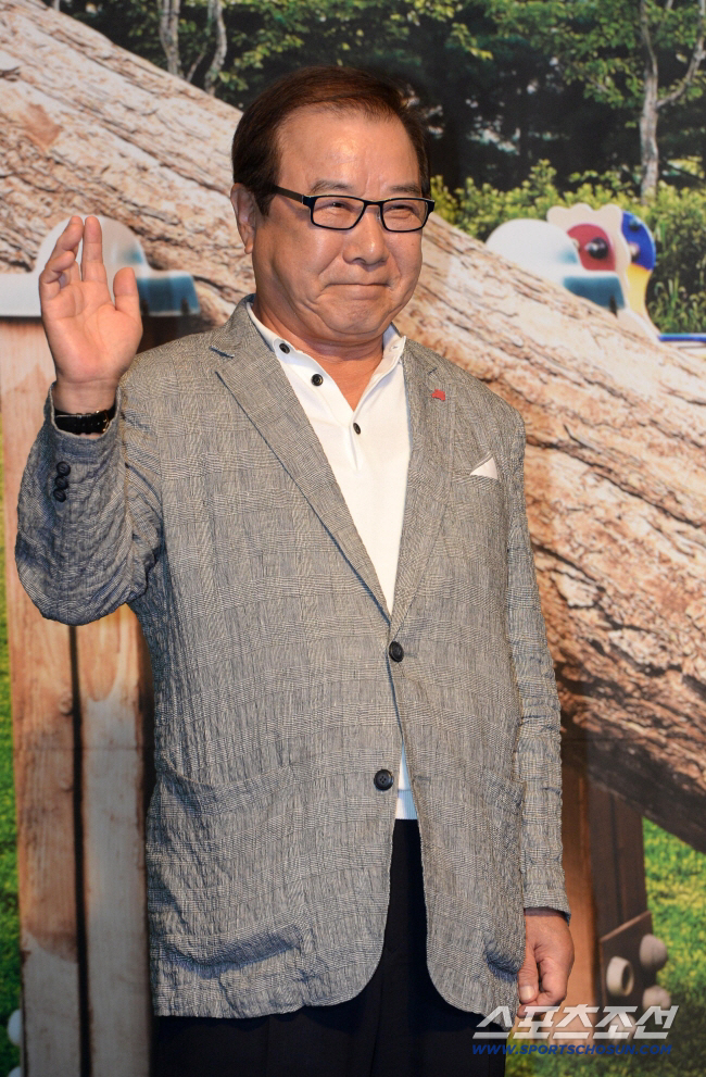 Jang Yong and TBC senior Lee Soon-jae have fond memories...He's like an older brother and a father to me