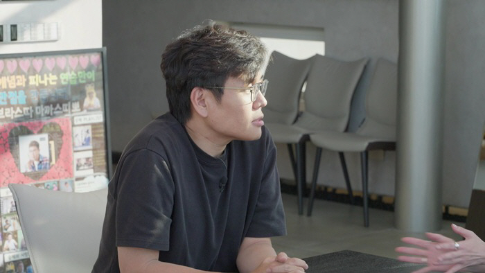 Jeong Seung-je, who is 10 billion and 49 years old a year, received 900 laser shots of confessing to surgery