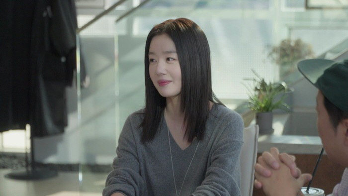 Jeong Seung-je, who is 10 billion and 49 years old a year, received 900 laser shots of confessing to surgery