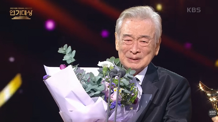 Kim Hye-soo, who is indebted to her for the rest of her life, commemorates Lee Soon-jae's final feelings in tears