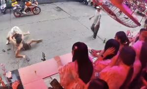 Korean and Chinese scuffles in famous tourist attractions...It's going to turn into a fight during a live broadcast