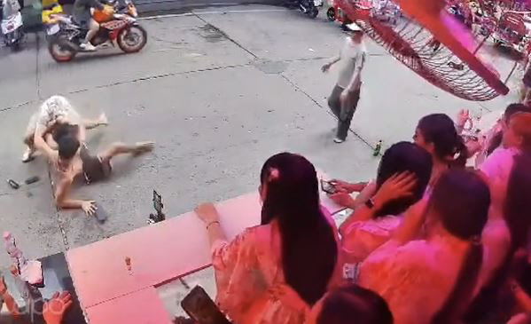 Korean and Chinese scuffles in famous tourist attractions...It's going to turn into a fight during a live broadcast