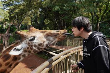 KYUHYUN KYUHYUN, who goes to Kenya for three meals, looks like a giraffe and Deep Kiss person who feels an explan