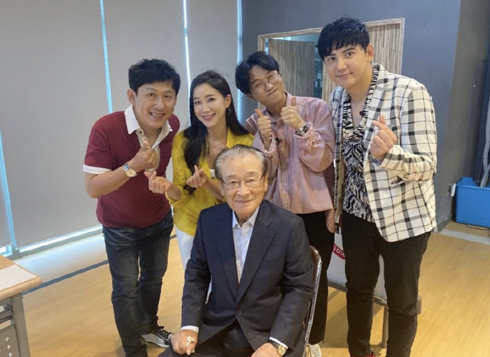 Lee Soonjae, who was ignored, consoled the actor. You're just acting