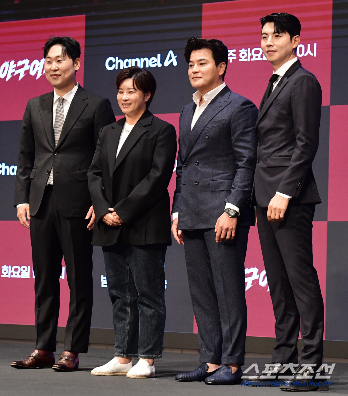 MLBKBO Legend Why go to baseball variety shows? Choo Shin-soo turned amateur women's baseball team manager